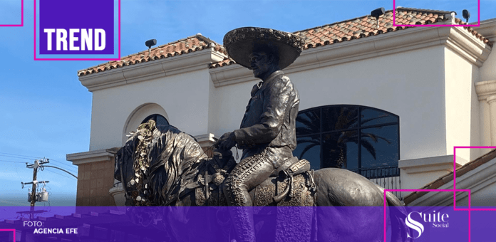 Estatua Vicente Fernandez Los Angeles La ciudad de Los Ángeles inauguró una estatua de 3.7 metros de Vicente Fernández. Foto: Agencia EFE