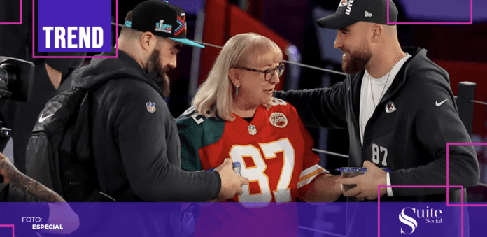 SS DONNA Donna Kelce lució una sudadera apoyando a ambos equipos, además de complementar su outfit con dos tenis de diferente color en relación a los equipos de la final de Super Tazón