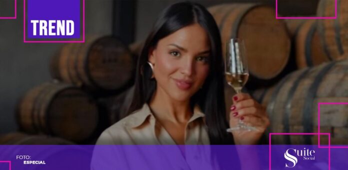 SS EIZA La actriz y cantante mexicana Eiza González lanzó su línea de tequila que lleva por nombre Casa Azul Tequila Orgánico