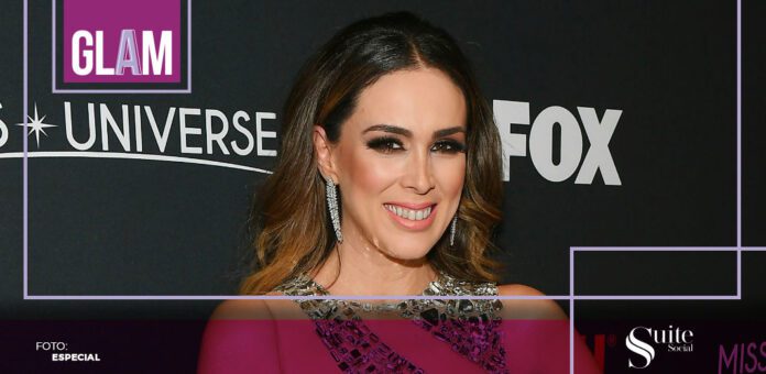 SS JACKY La exreina de belleza Jacqueline Bracamontes compartió un procedimiento estético al que se somete para lucir una piel rejuvenecida